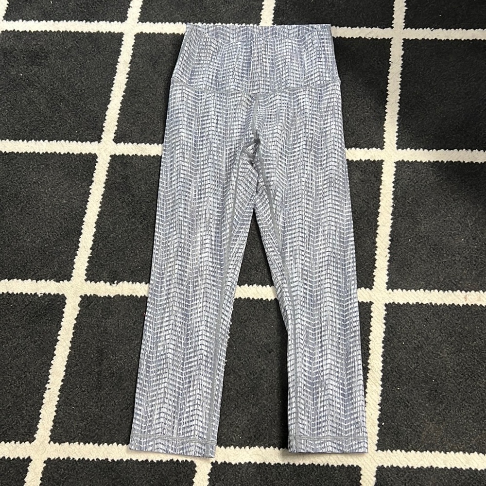 Like new Lululemon Wunder Under crop yoga pants, size 6